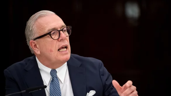 Klaus Reinhardt, Präsident der Bundesärztekammer, hält die Krankenhausreform für "einen Balanceakt". Unter anderem darüber hat er in diesem Interview gesprochen. - © picture alliance/dpa