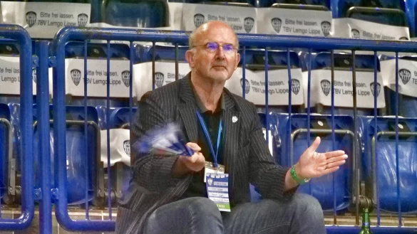 Um nah an der TBV-Mannschaft zu sein, unterzieht sich Beiratsvorsitzender Herbert Vogel regelm&auml;&szlig;ig Coronatests. - &copy; J&ouml;rg Hagemann