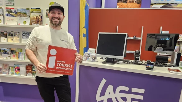 Lucas Noke hält das Ziel in der Hand: Im kommenden Jahr steht die Re-Zertifizierung für das "i", es steht für geprüfte Tourist Information, an, wenn das Haus des Gastes in Hörste eröffnet ist. - © Astrid Sewing