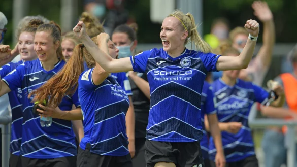 Auch beim Jubeln stand die Pivitsheiderin Grit Bender nach dem &uuml;berraschenden Viertelfinal-Coup gegen Bundesligist SC Sand in der ersten Reihe. Foto: Thomas F. Starke - &copy; 2020 - tfsPressefoto