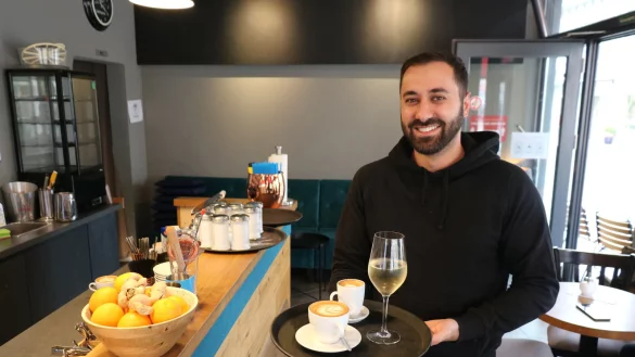 Artur Minasjan in seinem "Caf&eacute; Esquina" in der Langen Stra&szlig;e. - &copy; Alexandra Schaller