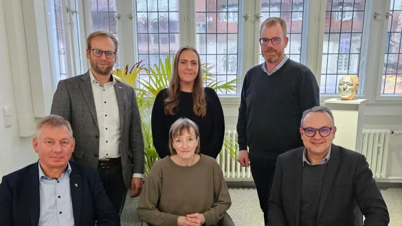 Sie freuen sich auf die neue Zusammenarbeit: Barntrups Bürgermeister Borris Ortmeier (stehend, von links), Linda Foth-Vogel vom Tierschutzverein Franziskushof und Dörentrups Bürgermeister Friso Veldink sowie (sitzend, von links) Extertals Bürgermeister Frank Meier, Susanne Häger vom Franziskushof und Lemgos Bürgermeister Markus Baier. - © Stadt Lemgo
