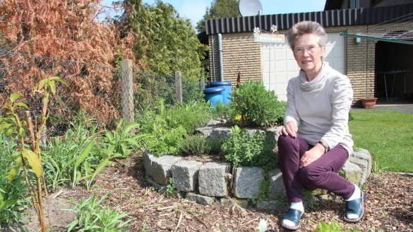 Gutes aus dem Garten: Bettina Holzgrewe zieht in ihrem Garten neben Obst und Gem&uuml;se unter anderem in einer Kr&auml;uterspirale auch Heil- und K&uuml;chenkr&auml;uter. - &copy; Cordula Gr&ouml;ne
