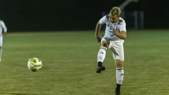 Traumtor - Vom Sechzehner in den Winkel. Mit einem wuchtigen Aussenrisst schmettert in dieser Szene Tobias Gatzke den Ball in den linken Winkel. Der Ball geht gegen die Latte und ins Netz. Foto: Egon Penner. - &copy; EGON PENNER