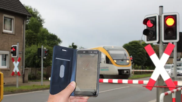 Anwohner Wilfried Schuster hat genug: Wenn der Zug &uuml;ber den betonierten Bahn&uuml;bergang rollt, zeigt die App bei Messungen bis zu 80 Dezibel an. Bis in den Stadtwald h&ouml;re er das Ger&auml;usch. Bei der Deutschen Bahn hat er sich wegen des L&auml;rms beschwert. - &copy; Karolina Schmidt