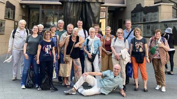 Vor der Statue Nelson Mandelas in Johannesburg: die Reisegruppe aus
Lippe. - &copy; Lippische Landeskirche