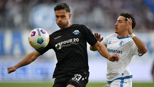 SCP-Verteidiger Marcel Hoffmeier (l.), hier im Hinspiel gegen Magdeburgs Jason Ceka, d&uuml;rfte am Sonntag erneut in der Paderborner Startelf stehen. - &copy; picture alliance/dpa