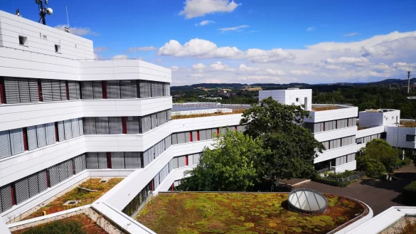 Teilweise gibt es am Kreishaus in Detmold schon Gründächer. Künftig sollen es noch mehr werden. - © Kreis Lippe