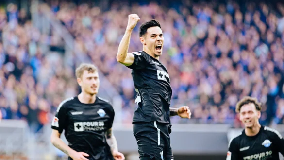 Da war die SCP-Welt noch in Ordnung: Raphael Obermair jubelt &uuml;ber sein Freisto&szlig;tor zum 1:0. Aaron Zehnter (r.) und Calvin Brackelmann freuen sich mit. - &copy; Besim Mazhiqi