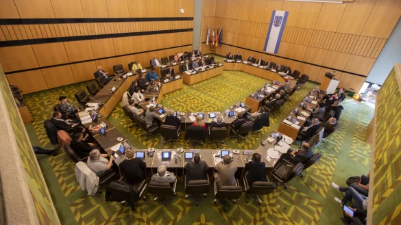 Der Rat bei seiner letzten Sitzung im Rathaussaal des Rathauses an der Rudolph-Brandes-Allee. Derzeit finden die Sitzungen in der Konzerthalle statt. - &copy; Jan Voth - All rights reserved