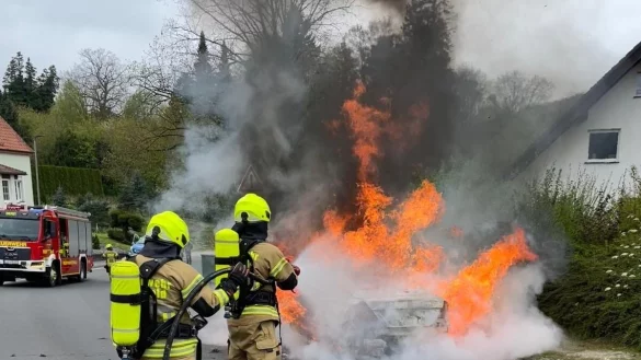 Die Feuerwehr Detmold musste in Hiddesen ein brennendes Auto l&ouml;schen. - &copy; Feuerwehr Detmold