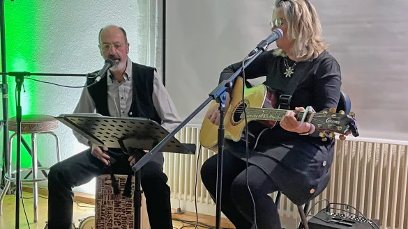 Begeisterte im Cultur Caf&eacute;: Elaine Bannister und Malcolm Beresford als Duo EplusM. - &copy; J&ouml;rg Br&uuml;ggensmeier
