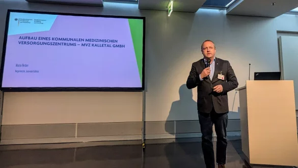 B&uuml;rgermeister Hecker spricht &uuml;ber den Aufbau des Medizinischen Versorgungszentrums. - &copy; Gemeinde Kalletal