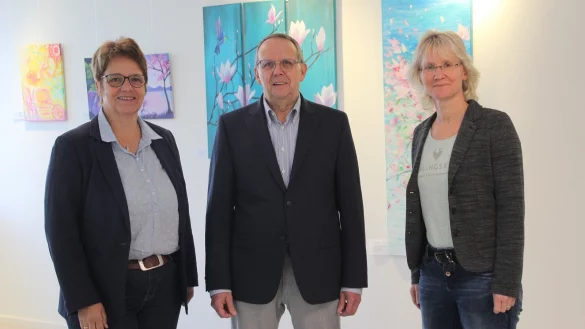 Seit einem Jahr im Amt: Sabine Beine (links) und Martina Holzk&auml;mper freuen
sich, dass sie mit Wolfgang Glauer eine engagierte Ombudsperson f&uuml;r den Kreis
Lippe gefunden haben. - &copy; Kreis Lippe