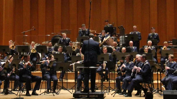 Das Luftwaffenmusikkorps Münster sorgt in der Konzerthalle für einen musikalischen Abend voller Glanz und Emotionen. - © Andreas Duderstedt
