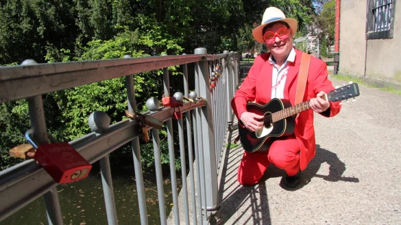 Der Mann mit dem roten Polyesteranzug: Stadtf&uuml;hrer Daniel Wahren erkl&auml;rt, was es mit den Liebesschl&ouml;ssern am Schlossgraben auf sich hat. - &copy; Jana Beckmann