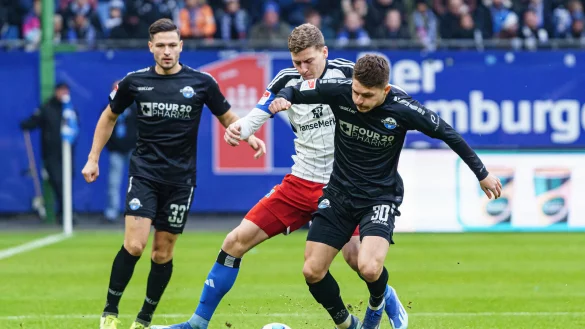 Florent Muslija (vorne) im Duell gegen den Hamburger Ignace van der Brempt, der den SCP-Topscorer am Samstag am Fu&szlig; erwischte. Muslija droht nun im Heimspiel gegen Rostock auszufallen. - &copy; picture alliance / Eibner-Pressefoto
