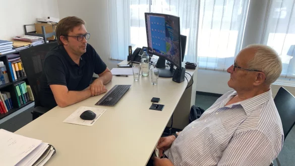 Der G&uuml;tersloher Rechtsanwalt Andr&eacute; Landherr und sein Mandant Jakob Reger warten seit Wochen darauf, dass sie Akteneinsicht bekommen. - &copy; Christian Br&ouml;der