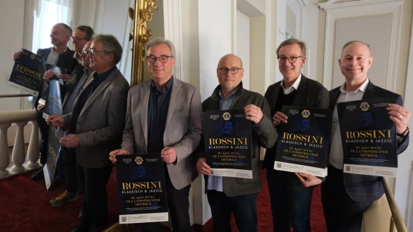 Pr&auml;sentieren das Programm: (von links) Michael Vs&ouml;gen (Lions Residenz). Prof. Dr. Michael Stertz (HfM), Dr. Michael Zelle (Lions Detmold) und Theater-Verwaltungsdirektor Stefan D&ouml;rr. - &copy; Sven Koch