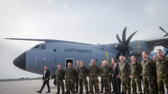 Boris Pistorius (M, SPD), Bundesminister der Verteidigung, verabschiedet am 8. April das Vorkommando der Brigade Litauen auf dem milit&auml;rischen Teil des Flughafens Berlin-Brandenburg. - &copy; Kay Nietfeld