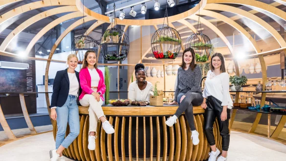 Die Preistr&auml;gerinnen Anna Otterpohl, Pia Willig, Akua Adu-Gyamfi, Gesa Trispel und Marie Seliger von der Hochschule OWL. - &copy; ANJA SCHAIBLE STIFTUNG