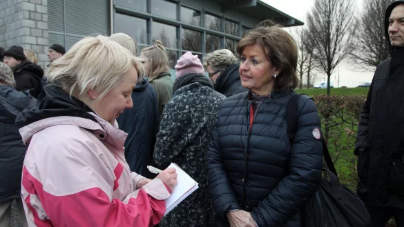 Gespr&auml;ch in der Warteschlange: LZ-Redakteurin Astrid Sewing (links) mit &bdquo;Spiegel"-Redakteurin Gisela Friedrichsen. - &copy; Bernhard Preu&szlig;