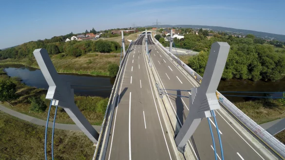 Luftaufnahmen der Nordumgehung am Anschluss Dehme. Im Hintergrund ist der Hahnenkamp-Tunnel zu sehen. - &copy; J&uuml;rgen Kr&uuml;ger