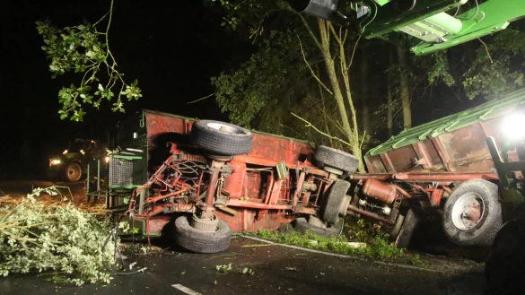 Bei einem Unfall mit einem Getreide-Anh&auml;nger kippen 30 Tonnen Feldfrucht auf die Stra&szlig;e. - &copy; Burkhard Battran