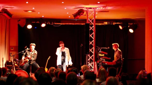 Melancholische Kostprobe: Das Publikum hat auch nach zwei Stunden noch nicht genug von dem Pop-Urgestein Ulla Meinecke und ihren Musikern Ingo Yorck (links) und Reinmar Henschke. - © Heidi Stork