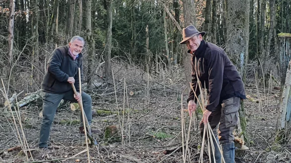 Die Br&uuml;ntorfer Jagd- und Naturfreunde John Krikor (links) und Michael Sander bei der Arbeit. - &copy; Rudolf Alteheld/John Krikor