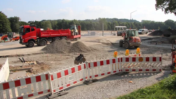 Derzeit wird auf der Hornschen Stra&szlig;e an der Einm&uuml;ndung zur Stra&szlig;e &bdquo;Im Langen Felde" gearbeitet. Hinten sind bereits das neue Bush&auml;uschen und ein Teil des k&uuml;nftigen Parkplatzes am Werrebogen zu sehen. - &copy; Jana Beckmann