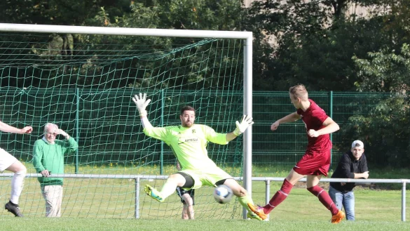 Treffsicher: Der Lemgoer Oliver Hett beh&auml;lt die Nerven und &uuml;berwindet den Augustdorfder Torwart Bj&ouml;rn Wirtz zum 2:1 f&uuml;r den TBV. - &copy; Oliver K&ouml;nig