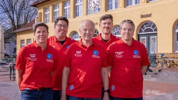 Um die Organisation des 53. Hermannslauf k&uuml;mmern sich (von links) Steffi Terstesse, Daniel Skakavac, Gerd Grundmann, Sebastian Wappelhorst und Sebastian Endre&szlig;. Beim Fototermin nicht anwesend waren: Tristan Ulrich, Anton Sch&ouml;neberg, Heiko Fleer. - &copy; Teresa Kroeger