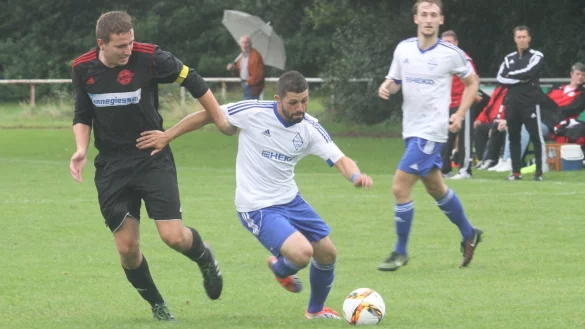 K&uuml;nftig nicht mehr in blau unterwegs: Yusuf Tunami, hier im Spiel gegen den SC Vlotho, wechselt zur Konkurrenz. - &copy; Archiv: Dietmar Welle