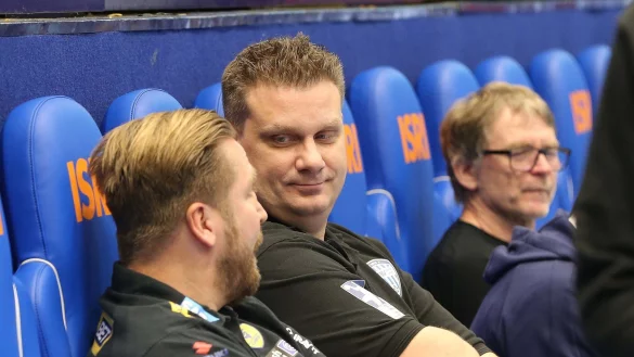 J&ouml;rg Zereike (Mitte), Gesch&auml;ftsf&uuml;hrer des TBV Lemgo Lippe. - &copy; Paul Cohen