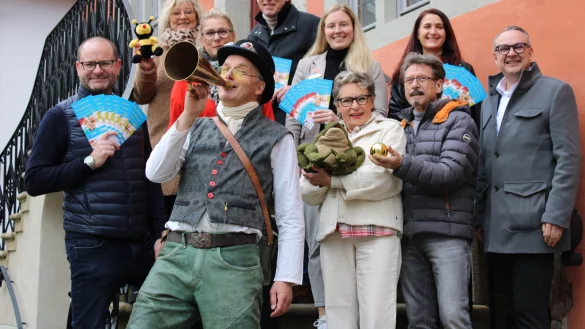 Sponsoren und Veranstalter des Lemgoer Kindertheaters freuen sich auf das Programm: Christoph Knobloch (CTS Reisen, erste Reihe von links), Jens Heuwinkel (Sauresani Theater), Karin Meier und Roland Reichelt (Kindertheater Rumbalabumba), Lemgos Bürgermeister Markus Baier, Rabea Kruel (Lemgo Marketing, zweite Reihe von links), Ilka Steinmetzler (Sparkasse Lemgo), Maren Staczan (Stadtwerke Lemgo), Melanie Köhler (Brasseler, dritte Reihe) und Jens Klusmeier (Lippische Landesbrandversicherung AG). - © Kyrill von Matuschka