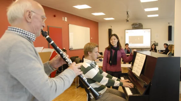Nehmen am Laborunterricht teil: Klarinettensch&uuml;ler Gerd Beckmann (links) l&auml;sst sich von den Studenten Rafael Klepsch und Lim Angela Tchoi das Zusammenspiel mit dem Klavier beibringen. - &copy; Alexandra Schaller