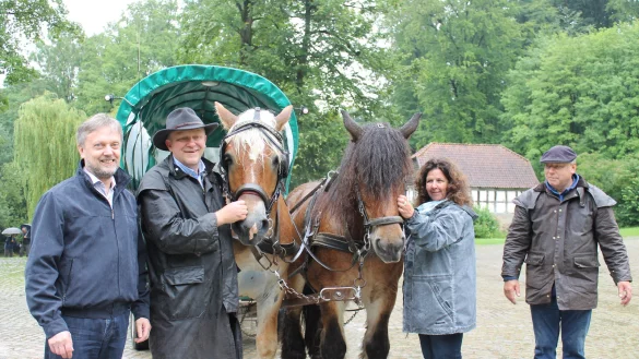 Buz (von links): Verwaltungsleiter Uwe Schröder, Axel Düsterwald, Andrea Reineke und Karl-Heinz Fürst am Gespann. - © Privat
