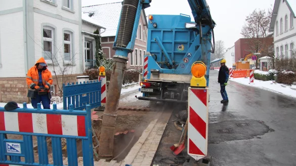 Defekt an einer Fernw&auml;rmeleitung: Am P&ouml;stenweg ist ein Saugbagger im Einsatz. Die Reparatur beginnt. - &copy; Tobias Schneider