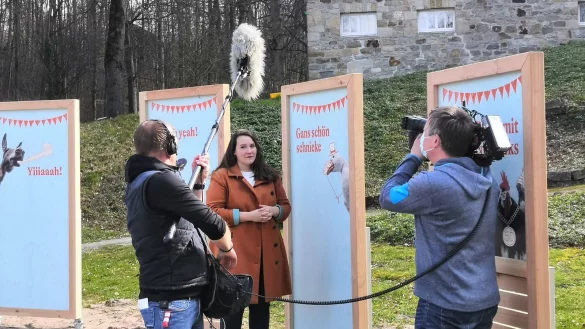 Janina Wulf, Projektleiterinnen für das Themenjahr 2021 „Juhubiläum", wird von einem Kamerateam durch die neue Sonderausstellung begleitet. Die diesjährige Eröffnung des Detmolder Freilichtmuseums fand am 1. April auf der Online-Plattform YouTube digital statt. - © Ruth Lakenbrink