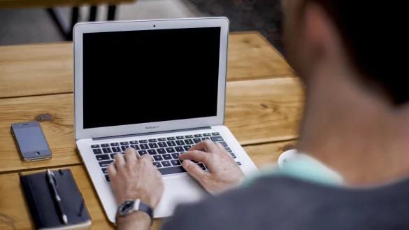 Wie finde ich den richtigen Job? Und wann muss ich mich &uuml;berhaupt bewerben? Azubicoaches und Vermittler helfen bei der Suche. - &copy; Pixabay