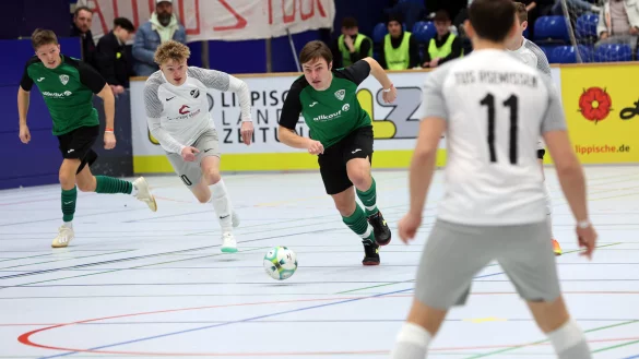 Ein Bild von der Finalrunde 2024 in der Phoenix-Contact-Arena: Felix Spilker von der SG Belle-Cappel-Leopoldstal treibt im Spiel gegen den TuS Asemissen den Ball nach vorne. - © Paul Cohen