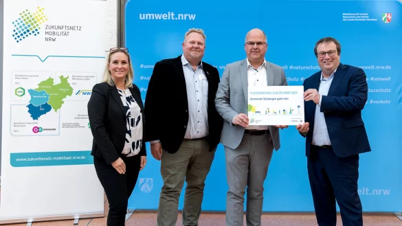 Daniela Niestroy-Althaus (von links), Henning Schwarze, Bürgermeister Marcus Püster und Minister Oliver Krischer bei der Urkundenübergabe in Düsseldorf. - © (Foto: go.Rheinland GmbH / Smilla Dankert)