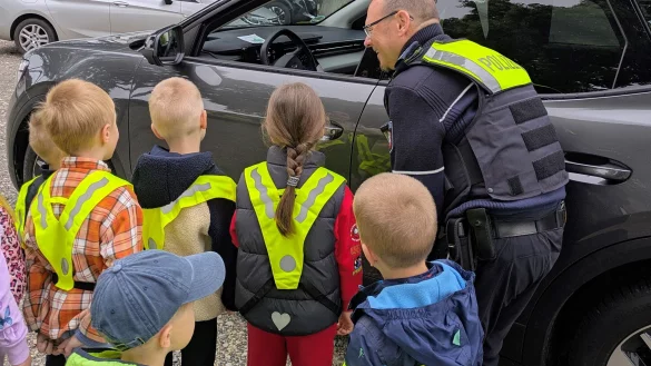 Kitakinder verteilen nach Geschwindigkeitsmessungen Lollis an Autofahrer. - &copy; Polizei Lippe