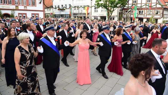 Die Polonaise auf dem Marktplatz, wie hier im Jahr 2023, geh&ouml;rt zu den H&ouml;hepunkten des Blomberger Sch&uuml;tzenfestes. - &copy; Nicole Ellerbrake