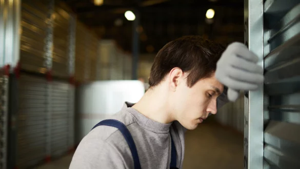 Erschöpfung, Vergesslichkeit, Konzentrationsprobleme: Viele Menschen leiden an Covid-Spätfolgen und wissen es nicht einmal. - © AOK/Colourbox/hfr.