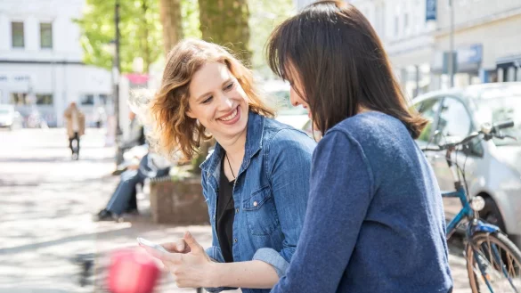 Als Erwachsener neue Freunde finden - &copy; Foto: Christin Klose/dpa-tmn