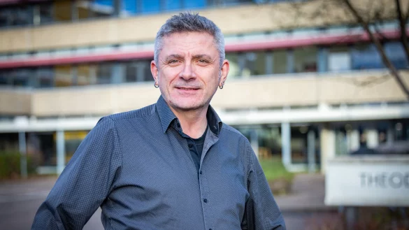 Mit Ohrringen und besonderem Hobby: Godehard Stein (55) leitet jetzt die Theodor-Heuss-Realschule in Sennestadt. - © Sarah Jonek