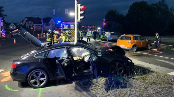 Die drei betroffenen Fahrzeuge sind nach dem schweren Unfall in Bad Salzuflen stark demoliert. Insgesamt werden sieben Menschen verletzt, vier müssen in ein Krankenhaus. Foto: Daniel Hobein / Feuerwehr Bad Salzuflen - © Daniel Hobein/Feuerwehr Bad Salzuflen