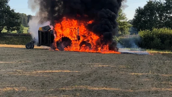 Der schwarze Rauch ist weithin zu sehen: Am Holzkampbach in H&ouml;he der Grester Stra&szlig;e in Asemissen geht ein Traktor auf einem abgeernteten Feld in Flammen auf. - &copy; Hermann Schirmacher